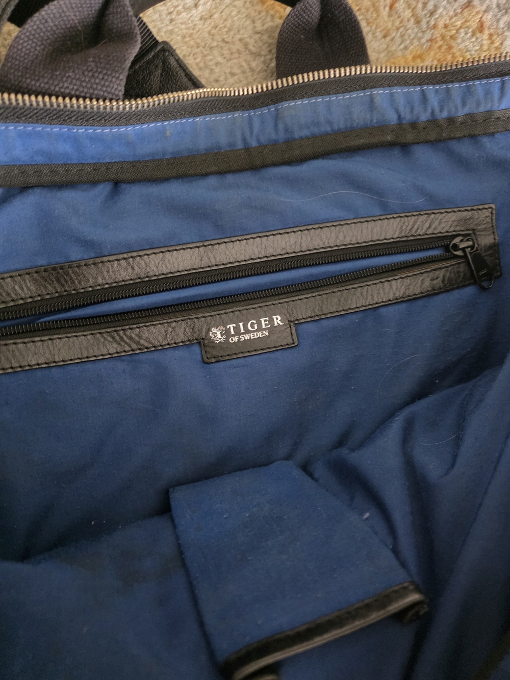 Classic Black Leather Bag with Removable Strap Tiger Of SWEDEN - Picture 5 of 8